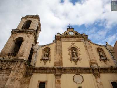 Nella fascia superiore San Rocco, la Madonna Immacolata e San Vito occupano ciascuno una nicchia, mentre sulla sommit� � inserito un orologio del 1962